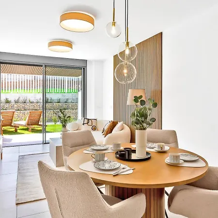 Marbella Beachside Retreat W Pool, Gym & Terrace * 马尔韦利亚