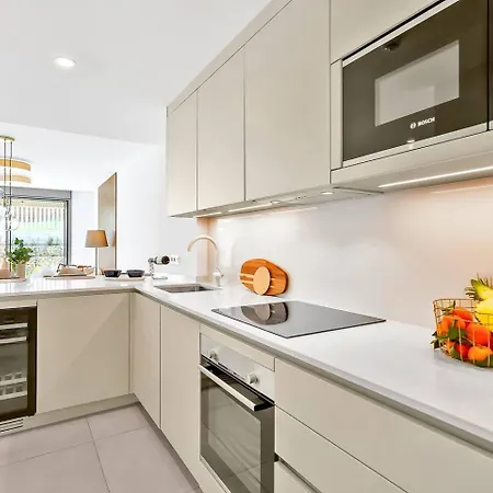 Beachside Retreat W Pool, Gym & Terrace Apartment