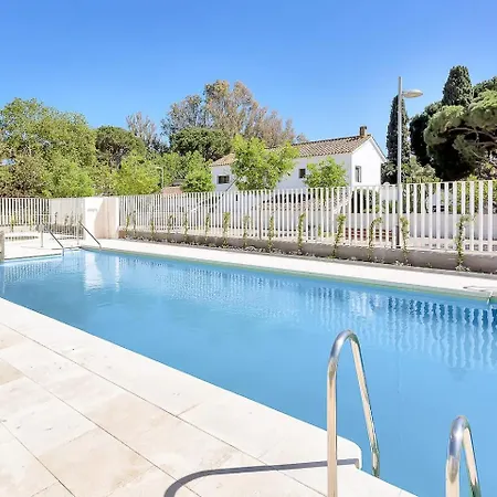 Beachside Retreat W Pool, Gym & Terrace Apartment *