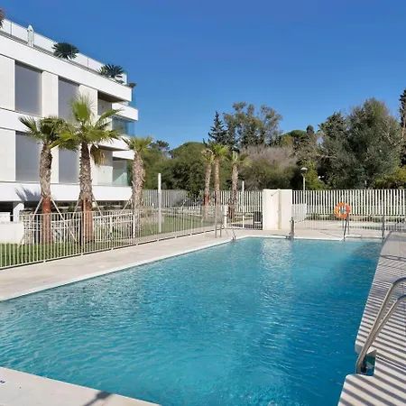 Beachside Retreat W Pool, Gym & Terrace Apartment *