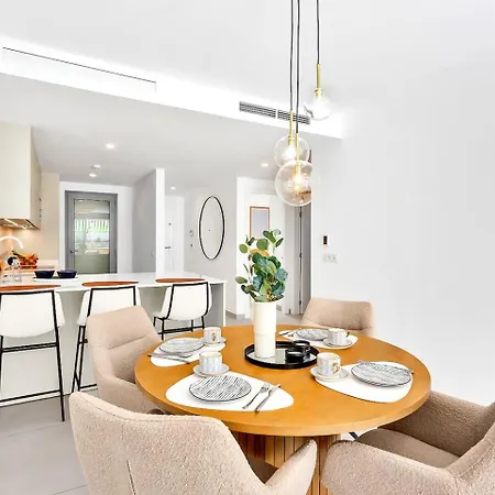 Beachside Retreat W Pool, Gym & Terrace Apartment