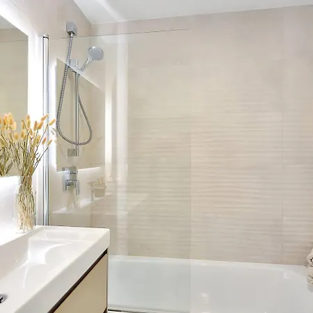 Apartment Beachside Retreat W Pool, Gym & Terrace Marbella