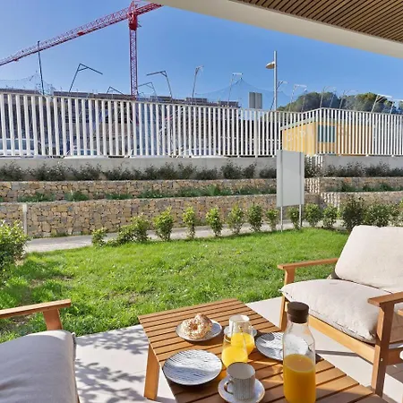 Beachside Retreat W Pool, Gym & Terrace Apartment *