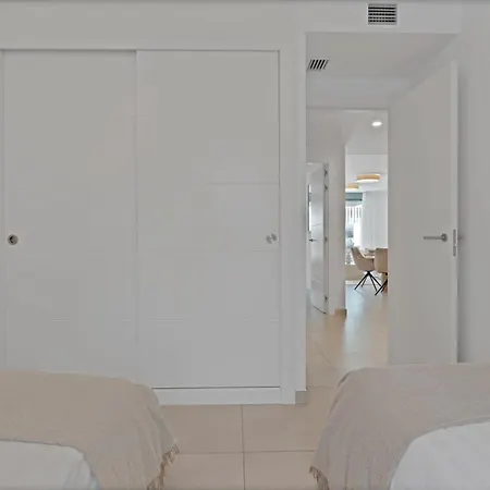 Beachside Retreat W Pool, Gym & Terrace * Marbella