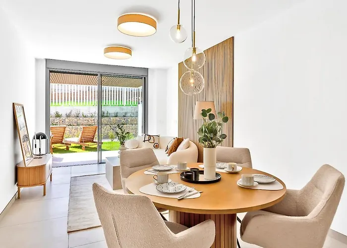 New Beachside Retreat W Gym, Pool & Large Terrace 公寓 *