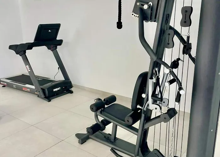 New Beachside Retreat W Gym, Pool & Large Terrace * 马尔韦利亚