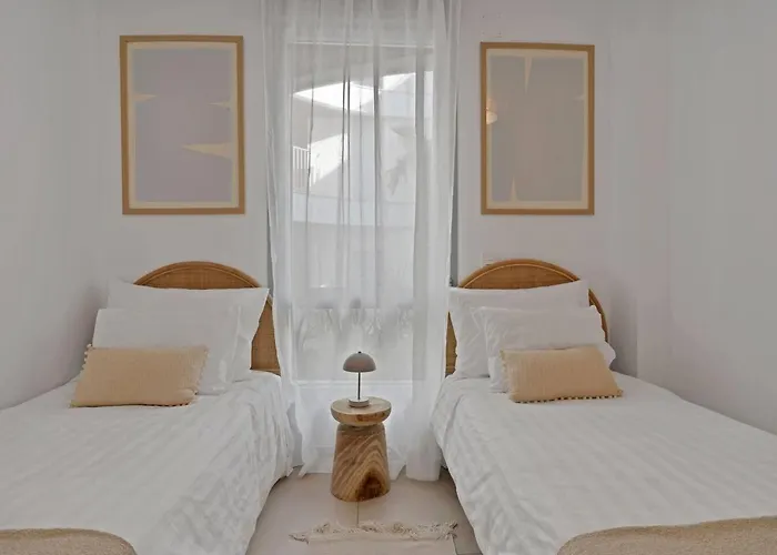 New Beachside Retreat W Gym, Pool & Large Terrace 马尔韦利亚