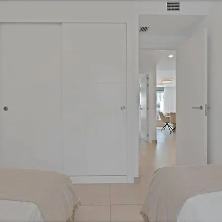 شقة Marbella Beachside Retreat W Pool, Gym & Terrace ماربيا