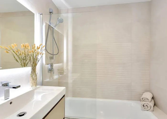 New Beachside Retreat W Gym, Pool & Large Terrace 아파트 마르베야