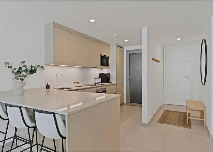 New Beachside Retreat W Gym, Pool & Large Terrace 아파트